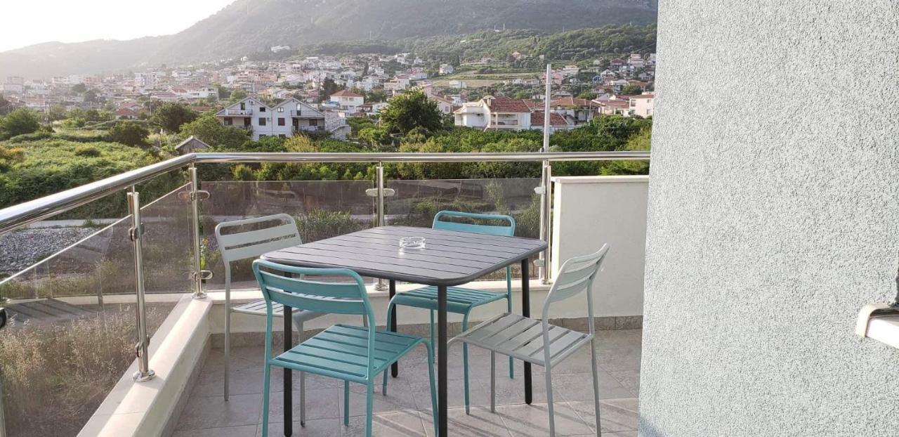 Apartmani Suncokreti - Sunflower Apartments Bar Exterior foto
