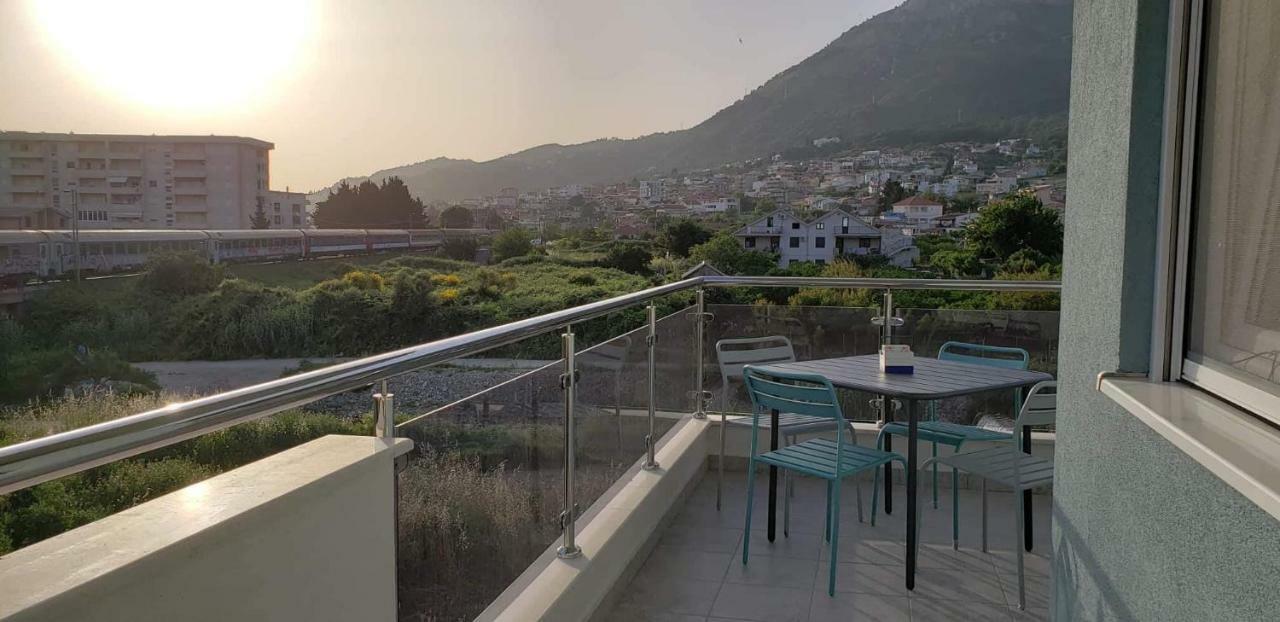 Apartmani Suncokreti - Sunflower Apartments Bar Exterior foto