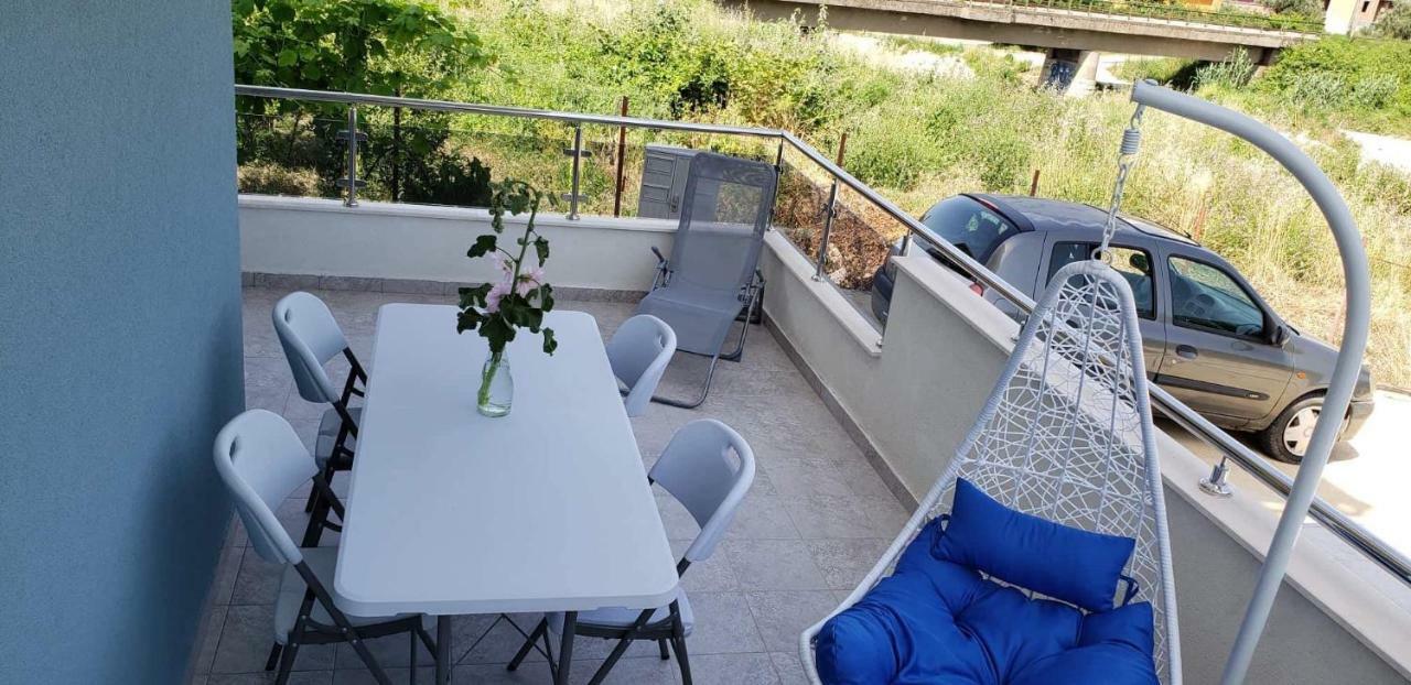 Apartmani Suncokreti - Sunflower Apartments Bar Exterior foto