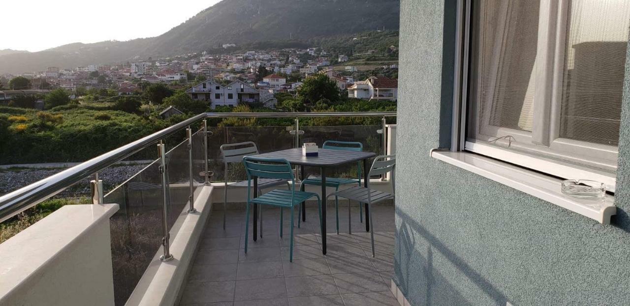 Apartmani Suncokreti - Sunflower Apartments Bar Exterior foto